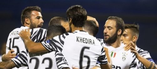 L'abbraccio dei giocatori bianconeri dopo la vittoria in trasferta sulla Dinamo Zagabria