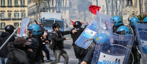 Scontri nel centro storico di Napoli durante la visita di Matteo Renzi al Teatro San Carlo