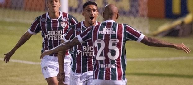 Abraçado por Wellignton Silva (camisa 25) e Marcos Júnior, Douglas (ao centro) vibra com gol nos 4 a 2 do Flu em Édson Passos (Foto: Fred Huber/GE) Abraçado por Wellignton Silva (camisa 25) e Marcos Júnior, Douglas (ao centro) vibra com gol nos 4 a 2 do Flu em Édson Passos (Foto: Fred Huber/GE)