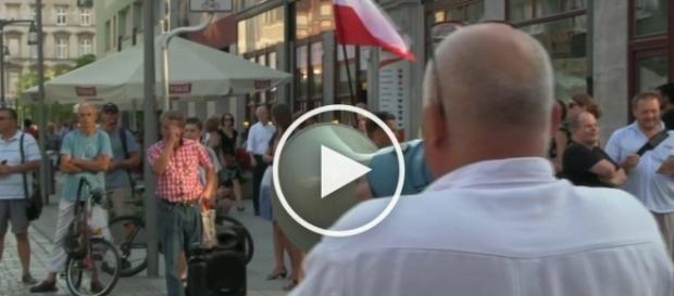 "Bolek, był taki czas, mogłeś zostać bohaterem, zabrakło odwagi, zostałeś zerem!" "Bolek, był taki czas, mogłeś zostać bohaterem, zabrakło odwagi, zostałeś zerem!"