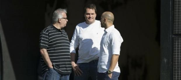 Diretoria do Corinthians está de olho no mercado da bola para a próxima temporada. Diretoria do Corinthians está de olho no mercado da bola para a próxima temporada.