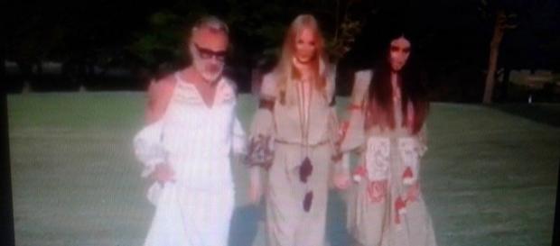 Gianluca Vacchi sfila come "modella" per la collezione della fidanzata Gianluca Vacchi sfila come "modella" per la collezione della fidanzata