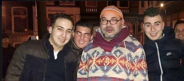 Le monarque marocain aux cotés d'admirateurs à Amsterdam Le monarque marocain aux cotés d'admirateurs à Amsterdam