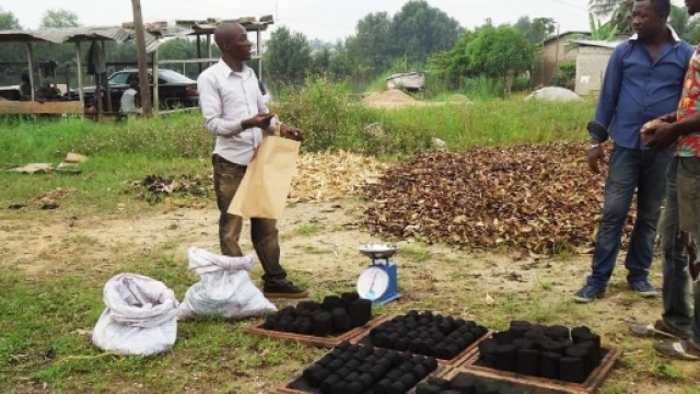 Cameroun : Nandou Tenkeu Müller présente le charbon écologique issu du recyclage d'ordures ménagères. Crédit Photo: Mathias Mouendé Ngamo