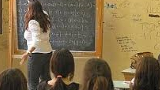 Crolla una parte del solaio in una scuola salentina.