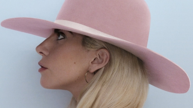 La copertina del nuovo album, semplice ed elegante.