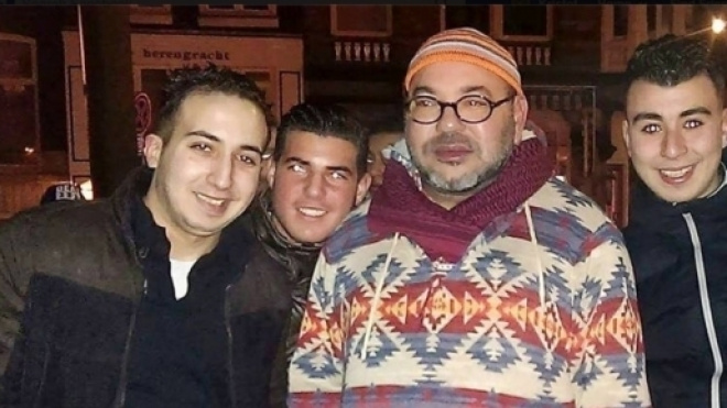 Le monarque marocain aux cotés d'admirateurs à Amsterdam