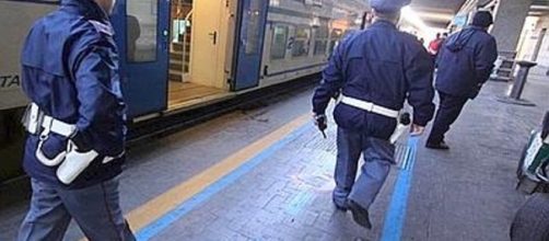 Aggrediscono donna incinta sul treno Brescia-Milano: arrestati due malviventi.
