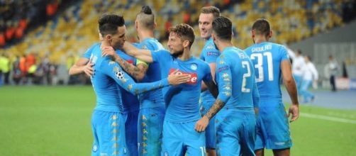 I giocatori del Napoli festeggiano Milik dopo il goal contro la Dinamo Kiev - footyheadlines.com