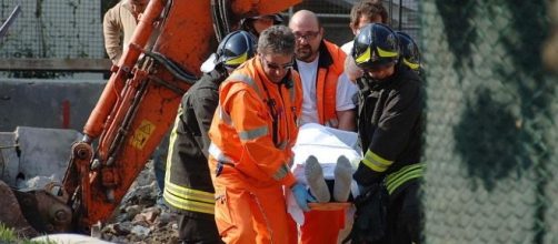 Operaio muore schiacciato da un carroponte a Massa Carrara.