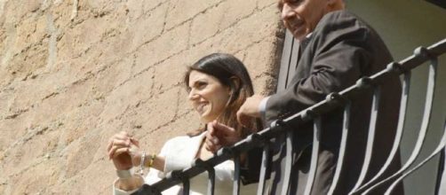 Pallotta e la Raggi si affacciano al balcone del Campidoglio per salutare i presenti