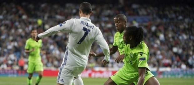 A estrela de Cristiano Ronaldo brilhou mais uma vez depois de uma cobrança de falta precisa A estrela de Cristiano Ronaldo brilhou mais uma vez depois de uma cobrança de falta precisa