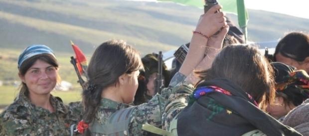Diese jesidische Frauen wurden nicht dem erbarmurmglosen Feind wehrlos ausgeliefert. Das Bild ist ein Werk der Volksverteidigungseinheiten; CC B-Y 2.0 Diese jesidische Frauen wurden nicht dem erbarmurmglosen Feind wehrlos ausgeliefert. Das Bild ist ein Werk der Volksverteidigungseinheiten; CC B-Y 2.0