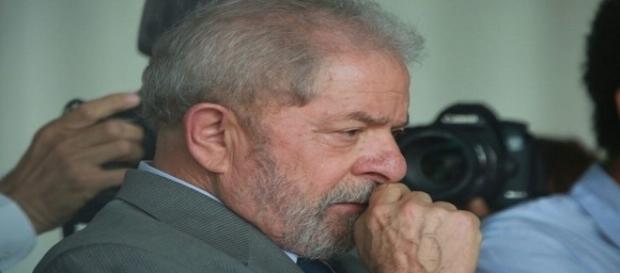 Lula estava no Hotel Mercure, em São Paulo participando de uma reunião do conselho político do PT ao saber de sua denúncia. Lula estava no Hotel Mercure, em São Paulo participando de uma reunião do conselho político do PT ao saber de sua denúncia.