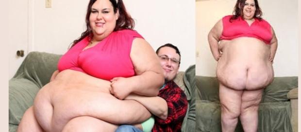 Mónica Riley posa con su novio orgullosa de su logro Mónica Riley posa con su novio orgullosa de su logro