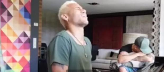 Neymar tentou cantar, mas recebeu críticas Neymar tentou cantar, mas recebeu críticas