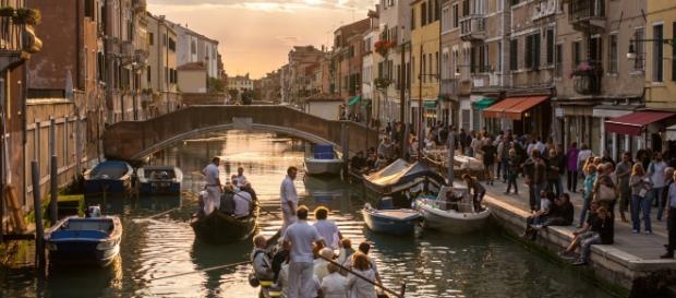 Scorcio di Venezia emblematico: tradizione, turismo e residenti. Da Venezia Autentica Scorcio di Venezia emblematico: tradizione, turismo e residenti. Da Venezia Autentica