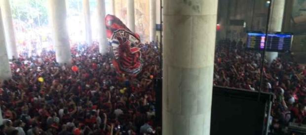 Torcida do Flamengo faz festa em aeroporto do Rio de Janeiro Torcida do Flamengo faz festa em aeroporto do Rio de Janeiro