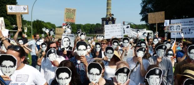 You can help Snowden return to America/ Photo via https://upload.wikimedia.org/wikipedia/commons/7/7e/Berlin_2013_PRISM_Demo.jpg You can help Snowden return to America/ Photo via https://upload.wikimedia.org/wikipedia/commons/7/7e/Berlin_2013_PRISM_Demo.jpg