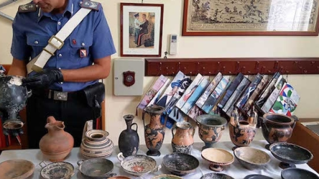 Alcuni degli oltre 200 reperti sequestrati dai carabinieri