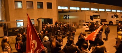 Riprende la protesta dei lavoratori davanti ai cancelli della Gls - ilpiacenza.it