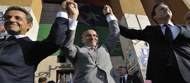 Accueil triomphal de Sarkozy et Cameron, à Benghazi. Depuis, Abdeljalil (au centre) est réfugié en Tunisie Accueil triomphal de Sarkozy et Cameron, à Benghazi. Depuis, Abdeljalil (au centre) est réfugié en Tunisie