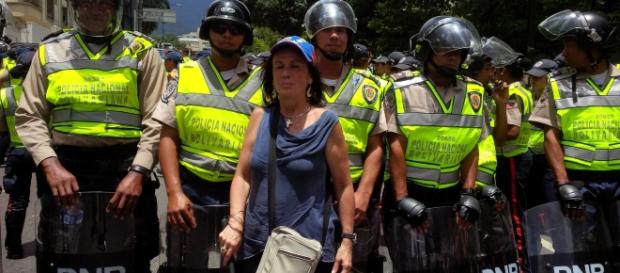 Ana González posando con los policías que custodiaban la marcha del 16S Ana González posando con los policías que custodiaban la marcha del 16S
