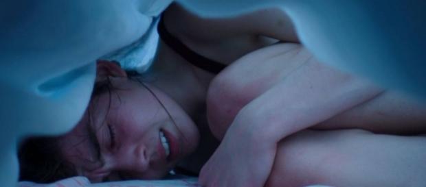 Cena do filme, onde a protagonista se encontra perturbada. Cena do filme, onde a protagonista se encontra perturbada.