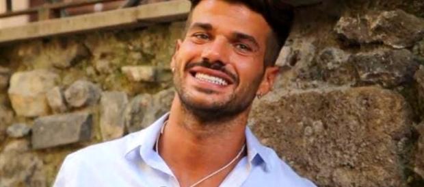 Claudio Sona è il primo tronista gay Claudio Sona è il primo tronista gay