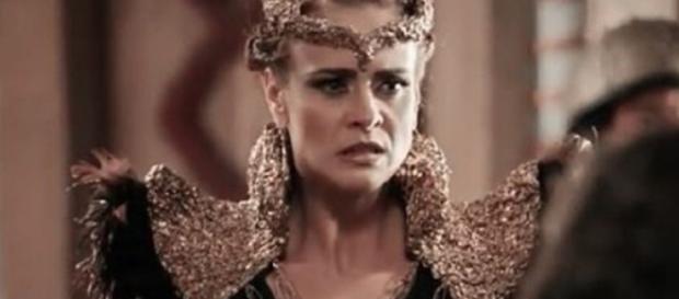 Rainha irá disfarçada na estalagem de Farduk Rainha irá disfarçada na estalagem de Farduk