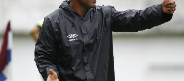 Roger pediu demissão após a derrota por 3 a 0 para a Ponte Preta. Roger pediu demissão após a derrota por 3 a 0 para a Ponte Preta.