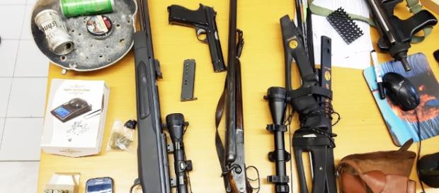 Una parte del materiale sequestrato dalla Polizia. Una parte del materiale sequestrato dalla Polizia.