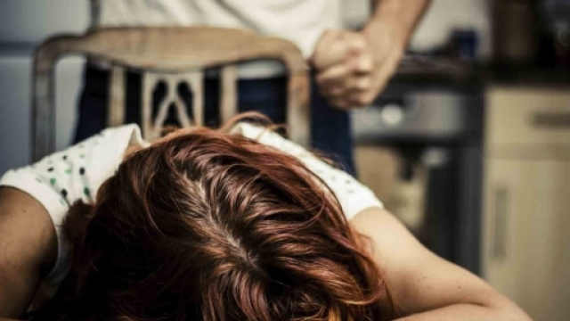 Giovane donna muore dopo una lite con l'ex compagno