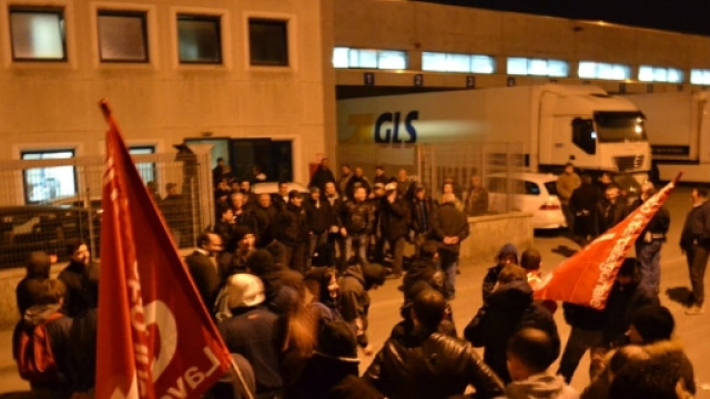 Riprende la protesta dei lavoratori davanti ai cancelli della Gls - ilpiacenza.it