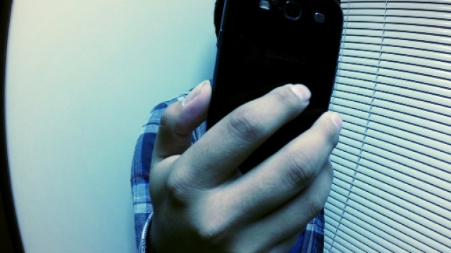 Sconvolgente cornice dell'abuso, il filmato fatto dalle amiche con lo smartphone