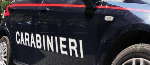 Marito tenta di uccidere la moglie: provvidenziale intervento della figlia.