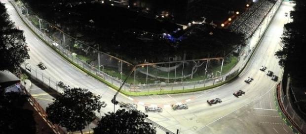 A corrida noturna no Circuito de Marina Bay promete uma grande disputa entre Mercedes, RBR e Ferrari. A corrida noturna no Circuito de Marina Bay promete uma grande disputa entre Mercedes, RBR e Ferrari.
