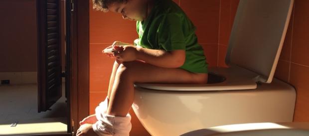Genitori denunciati dalla figlia per aver pubblicato foto sui social network. Genitori denunciati dalla figlia per aver pubblicato foto sui social network.