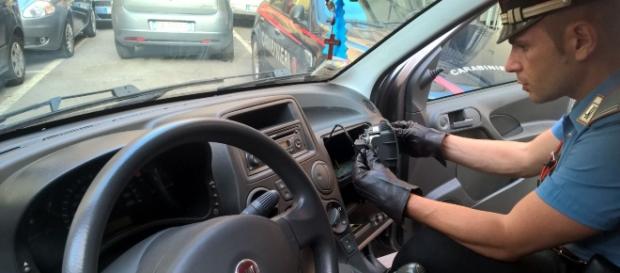 La perquisizione dei carabinieri nell'appartamento e nell'auto (1) La perquisizione dei carabinieri nell'appartamento e nell'auto (1)