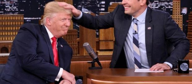 La presse sait se montrer complaisante : ici, le présentateur J. Fallon décoiffe amicalement D. Trump La presse sait se montrer complaisante : ici, le présentateur J. Fallon décoiffe amicalement D. Trump