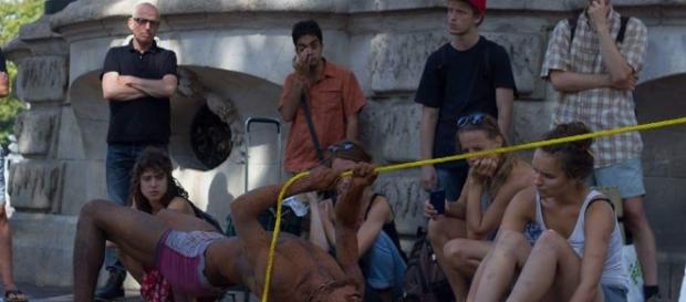 Le performeur Snake Zobel a Marseille Le performeur Snake Zobel a Marseille
