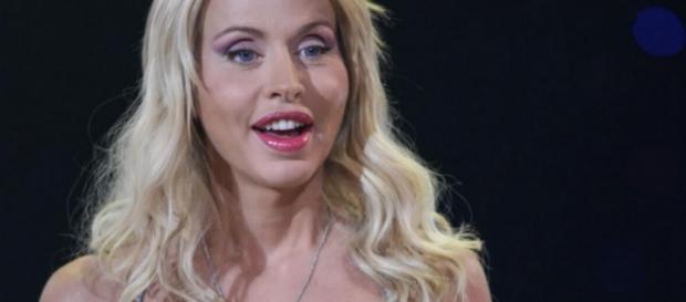 Valeria Marini aggredita da un fan a Bari Valeria Marini aggredita da un fan a Bari