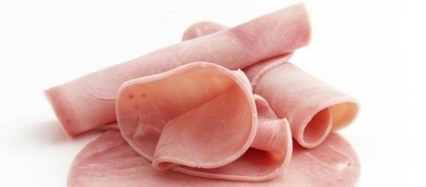 La belle couleur rose du jambon n'est pas naturelle, elle est dûe à l'ajout de l'additif E250 : le nitrite de sodium. La belle couleur rose du jambon n'est pas naturelle, elle est dûe à l'ajout de l'additif E250 : le nitrite de sodium.