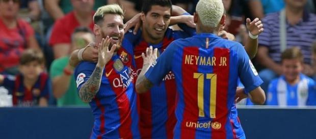 Messi, Suáres e Neymar, atacantes do Barcelona, comemoram mais um gol Messi, Suáres e Neymar, atacantes do Barcelona, comemoram mais um gol