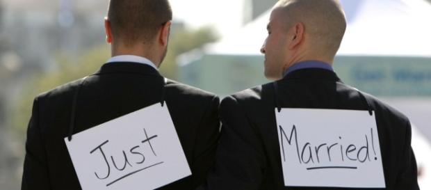 Raggi celebra il primo matrimonio gay di Roma Raggi celebra il primo matrimonio gay di Roma