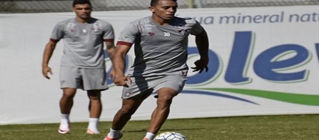 William Matheus (com a bola) pode ser substituído por Giovanni no domingo (Foto: Mailson Santana/Divulgação FFC) William Matheus (com a bola) pode ser substituído por Giovanni no domingo (Foto: Mailson Santana/Divulgação FFC)