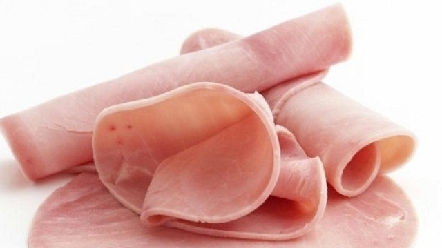 La belle couleur rose du jambon n'est pas naturelle, elle est dûe à l'ajout de l'additif E250 : le nitrite de sodium.