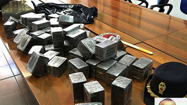 La droga sequestrata dalla Polizia. Nella foto piccola da sinistra Fabrizio Moroni e Fabrizio Medda.