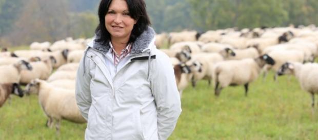 Julie, 40 ans, éleveuse de moutons et candidate de L'amour est dans le pré Julie, 40 ans, éleveuse de moutons et candidate de L'amour est dans le pré
