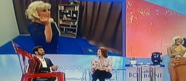 La gag di Tina Cipollari a Uomini e Donne, contro la tronista over Gemma Galgani. La gag di Tina Cipollari a Uomini e Donne, contro la tronista over Gemma Galgani.